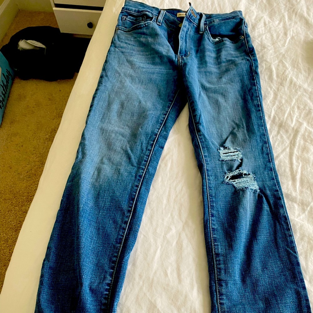 Levi’s high rise blue jeans Crop distressed